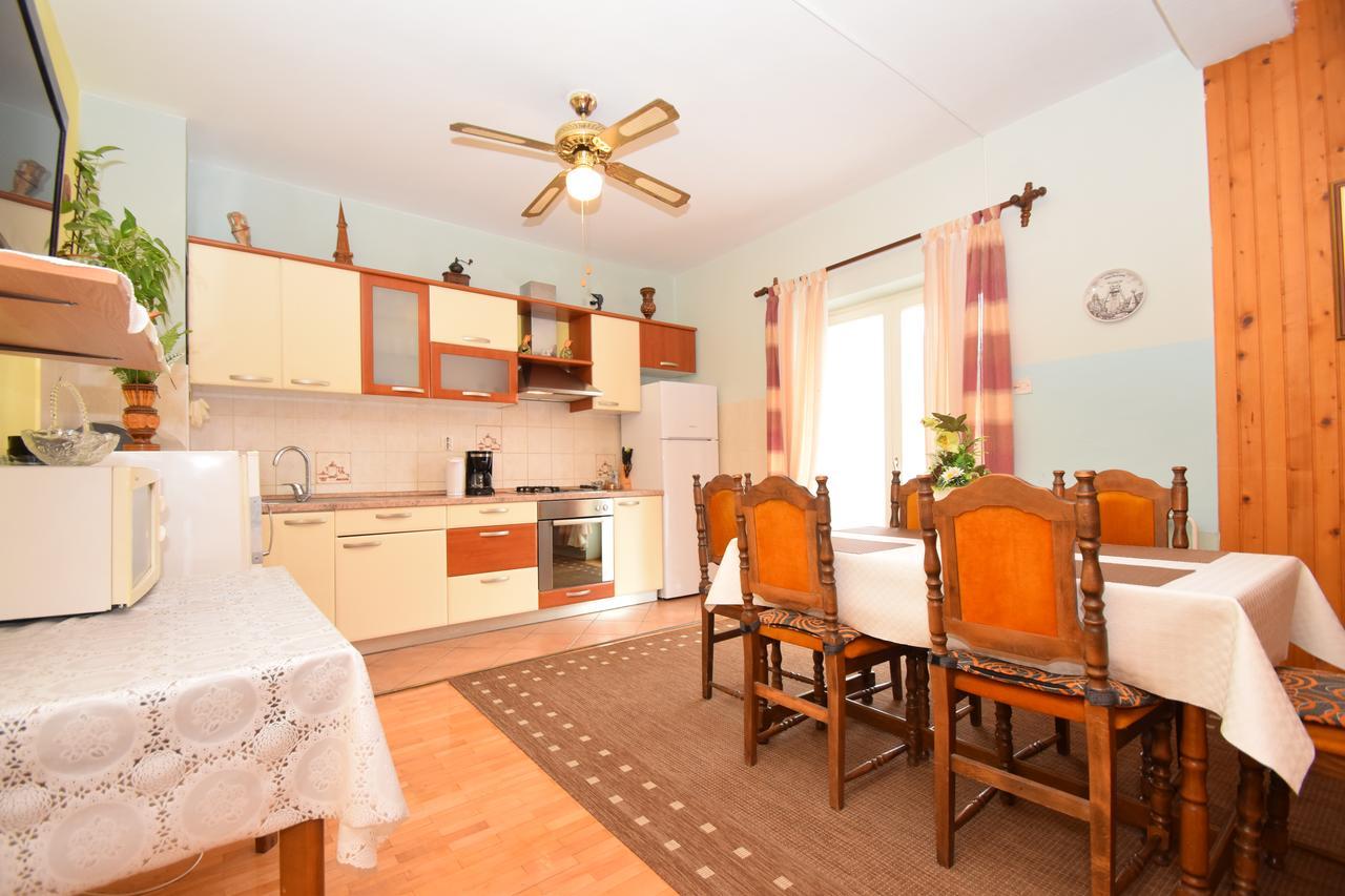 Apartments Mira Starigrad Paklenica Rom bilde