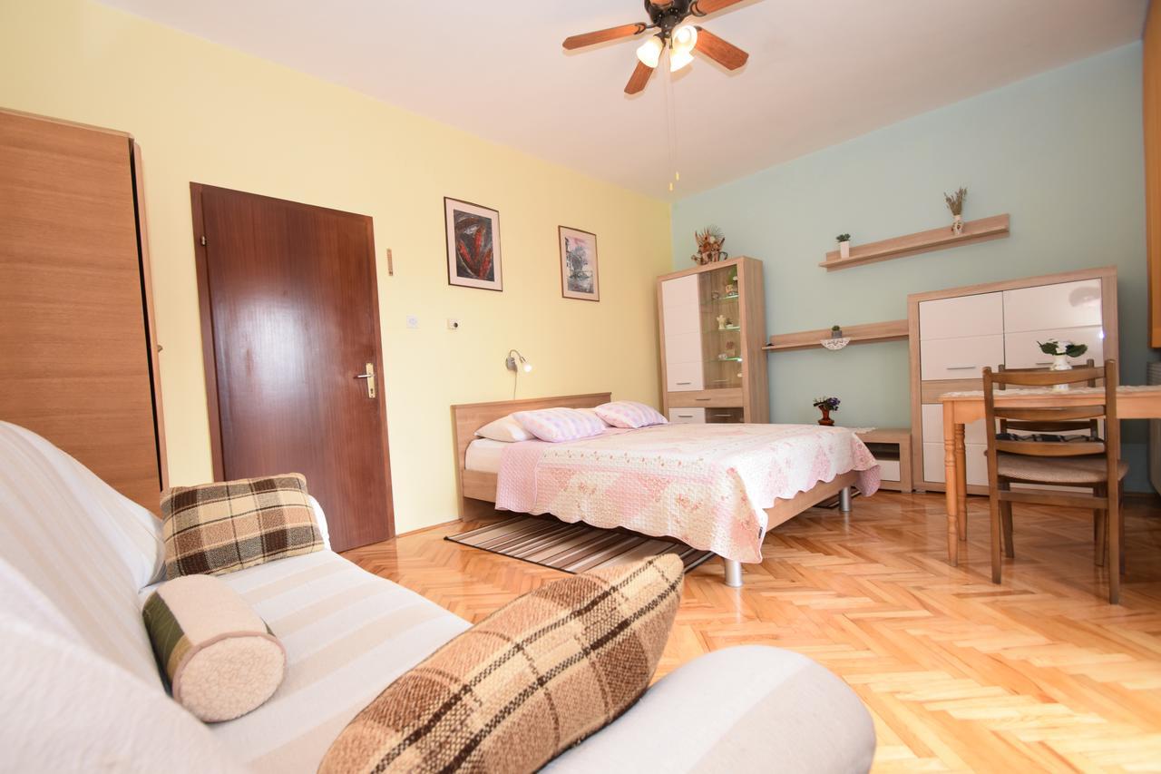 Apartments Mira Starigrad Paklenica Rom bilde